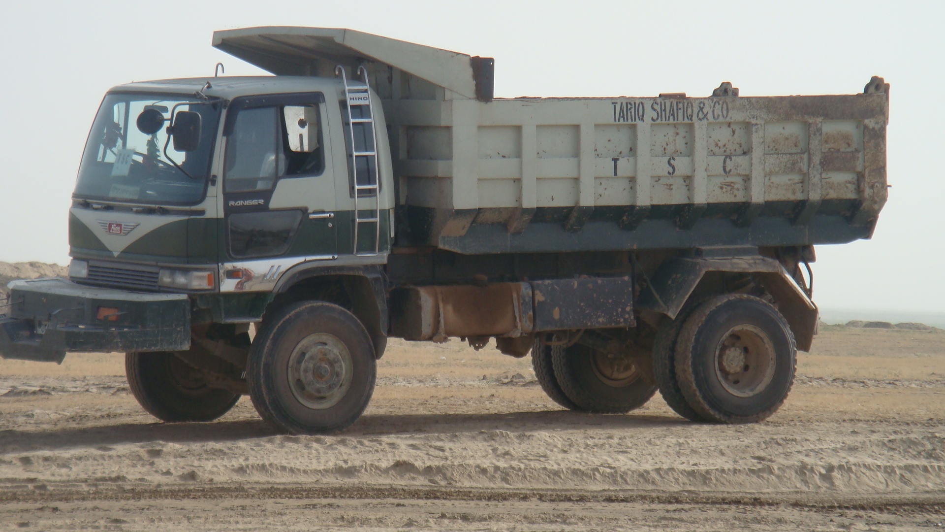 DUMP TRUCK