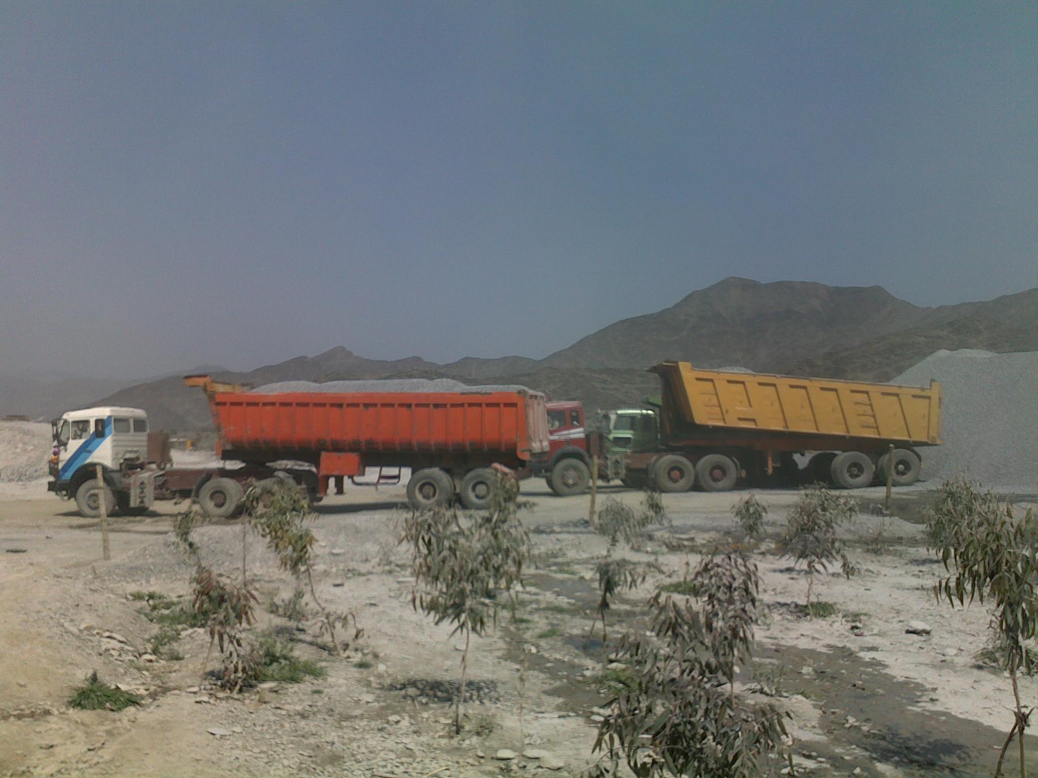 Crush Loader in the Dump Trucks