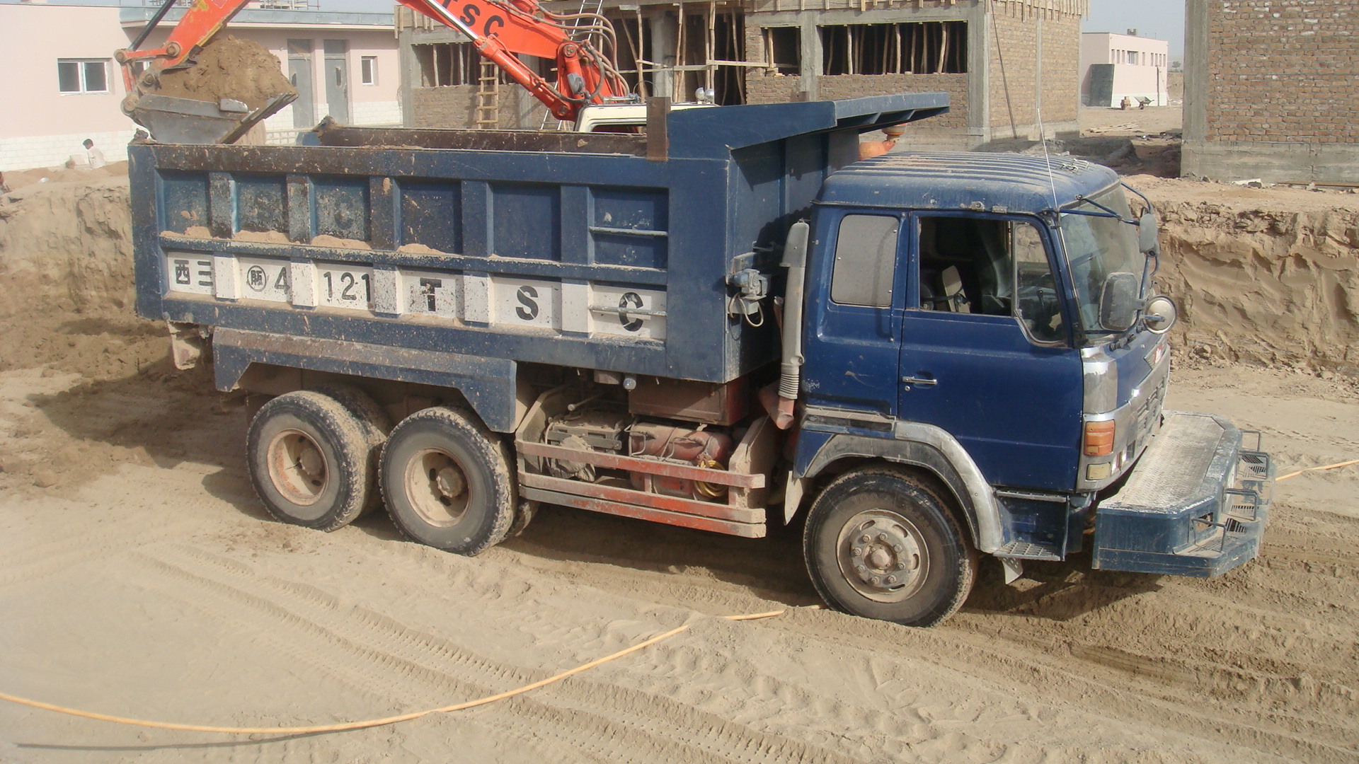 DUMP TRUCK